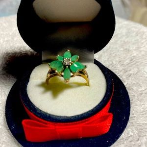 SALE ✅SALE✅ SALE ✅ VINTAGE EMERALD & DIAMOND RING W/ 8 Emerald stone & Diamond